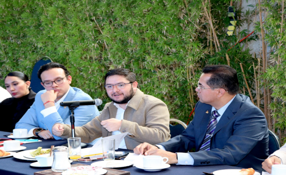 Pilotos advierten posible monopolio laboral por fusión Viva-Volaris