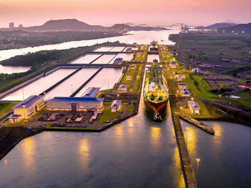 Canal de Panamá 18 buques; Aduana Manzanillo amplia y alza 5% contenedor