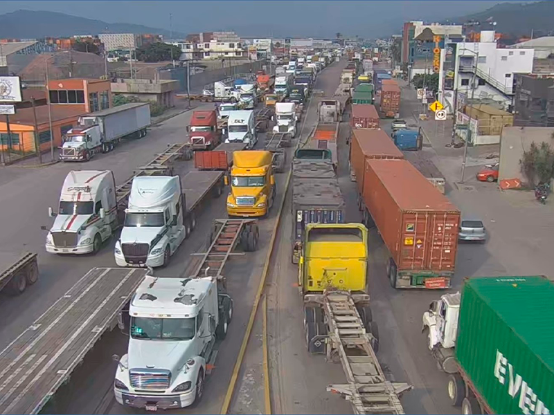 Congestionamiento de camiones a la entrada del puerto de Manzanillo