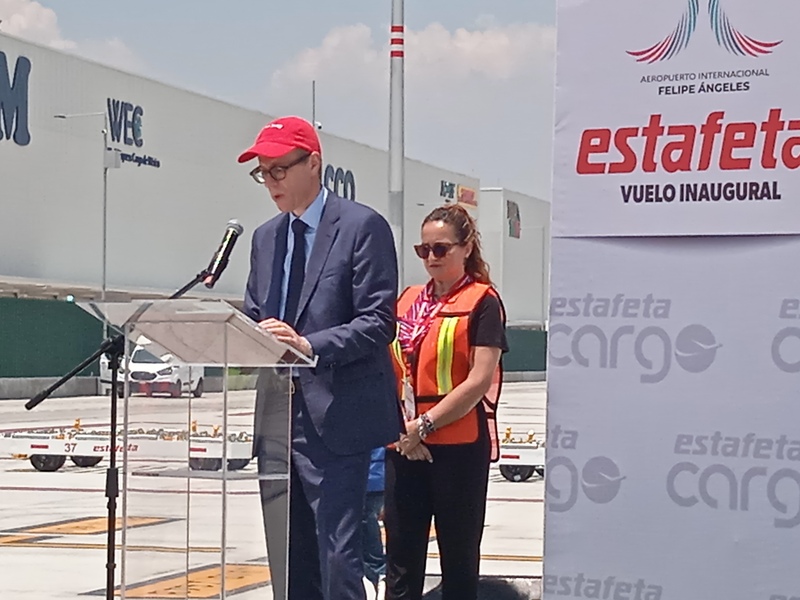 Estafeta dividirá su operación aérea de carga entre el AIFA y Puebla