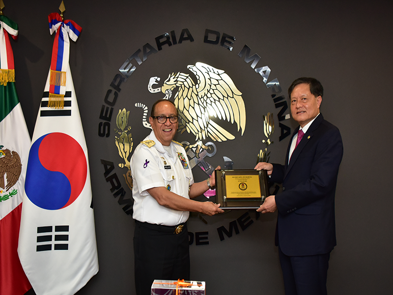 Almirante José Luis Arellano, subsecretario de Marina y Min-Jong Kim, secretario General de la APEC- SEN